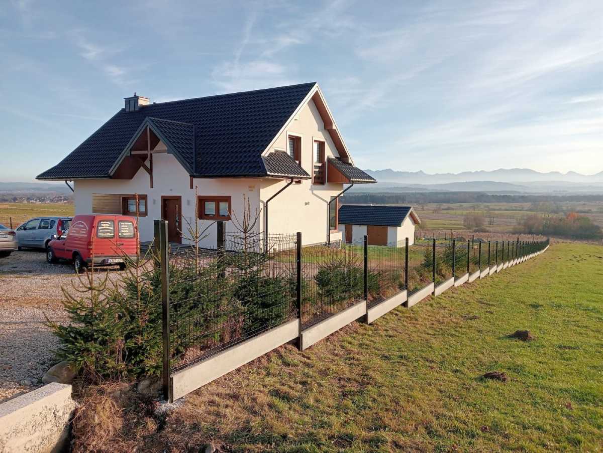 Dom z ogrodzeniem